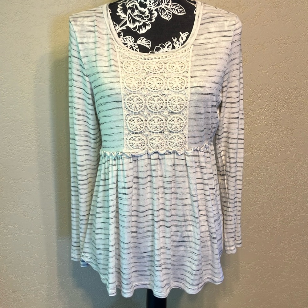 NWT LG  IT’S OUR TIME BLACK & ANTIQUE WHITE WITH EMBROIDERED LACE FRONT TUNIC